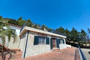 Villino ad Agira in C.da Angeli fronte'