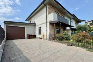 VILLA A SCHIERA D'ANGOLO A MISANO DI GERA D'ADDA