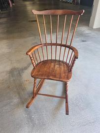 Sedia a dondolo vintage in legno anni '60 interno