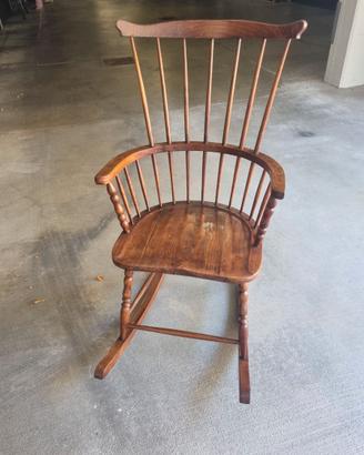 Sedia a dondolo vintage in legno anni '60 interno