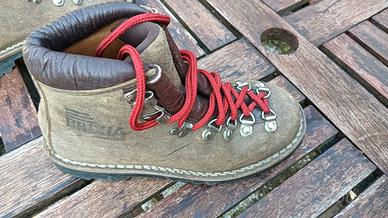 Scarponi da montagna in cuoio