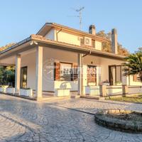 SPLENDIDA VILLA INDIPENDENTE CON GIARDINO PRIVATO