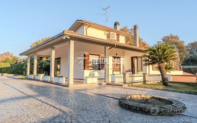 SPLENDIDA VILLA INDIPENDENTE CON GIARDINO PRIVATO