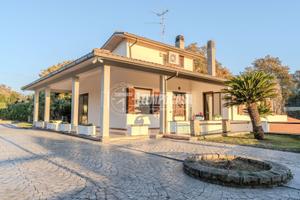 SPLENDIDA VILLA INDIPENDENTE CON GIARDINO PRIVATO