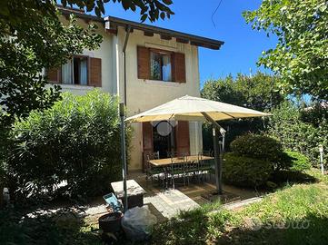VILLA A SCHIERA D'ANGOLO A FROSINONE