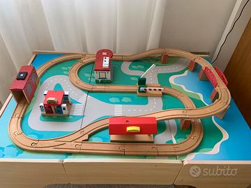 Tavolo con pista trenini in legno