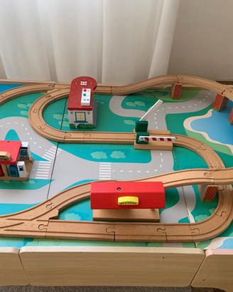 Tavolo con pista trenini in legno