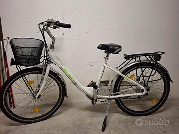 2 biciclette uomo e donna con pedalata assistita