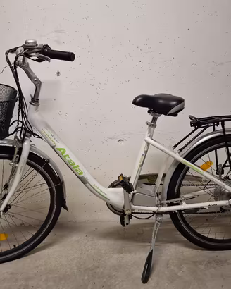 2 biciclette uomo e donna con pedalata assistita