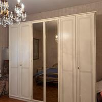 Armadio in legno bianco laccato