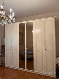 Armadio in legno bianco laccato