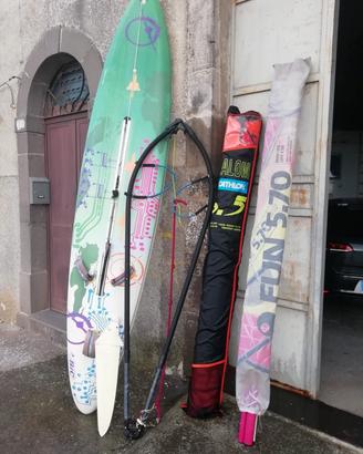  tavola da windsurf completa di due vele 