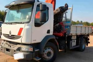 Renault 240dxi con gru