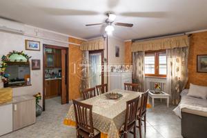 PROPONIAMO AMPIO TRILOCALE CON POSTO AUTO!