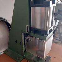 pressa pneumatica per angoli o occhielli 
