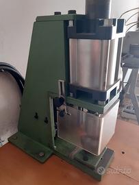 pressa pneumatica per angoli o occhielli 