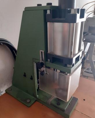 pressa pneumatica per angoli o occhielli 