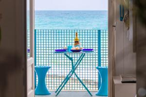 Una casetta affacciata sul mare e spiaggia Ostuni