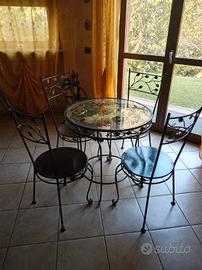 Tavolo da soggiorno in ferro con sedie
