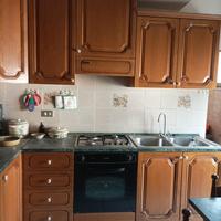 Cucina in legno ,con inserto marmo verde