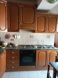 Cucina in legno ,con inserto marmo verde