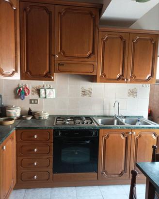 Cucina in legno ,con inserto marmo verde