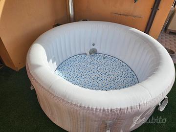 minipiscina gonfiabile con idromassaggio