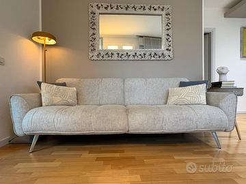 Divano 3 posti Natuzzi in tessuto grigio chiaro