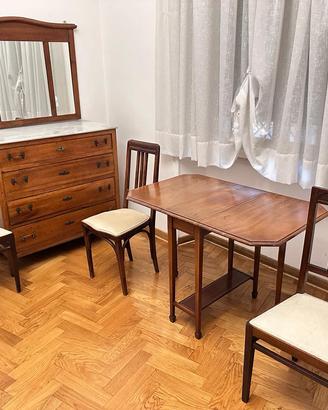 Negozio d'Antiquariato da svuotare mobili eleganti