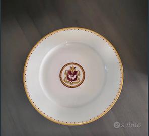 Elegante piatto tondo in finissima porcellana di a
