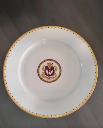 Elegante piatto tondo in finissima porcellana di a
