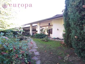 Elegante villa nel verde