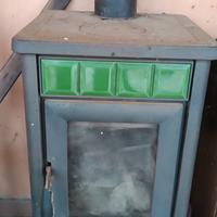 Stufa a legna con maioliche verdi