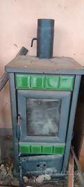 Stufa a legna con maioliche verdi