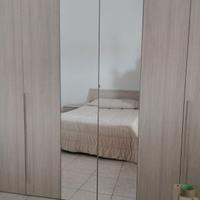 Cucina, camera da letto e divano.