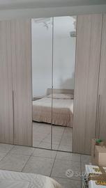 Cucina, camera da letto e divano.