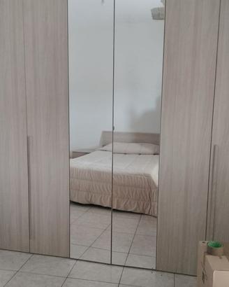 Cucina, camera da letto e divano.