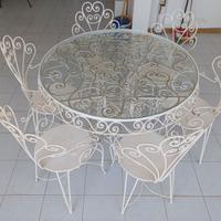 Tavolo e sedie in ferro battuto