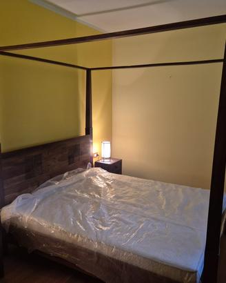 Letto a baldacchino matrimoniale  e materasso