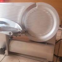 Affettatrice  con lama affilata