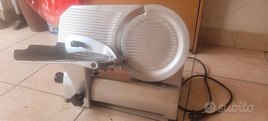 Affettatrice  con lama affilata