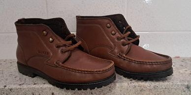 Scarponcini marroni.