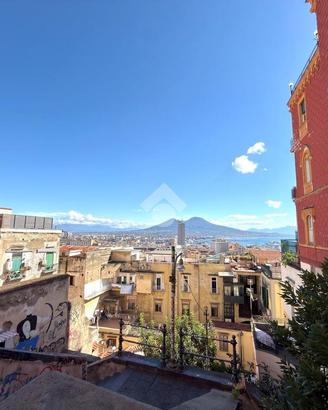 4 LOCALI A NAPOLI