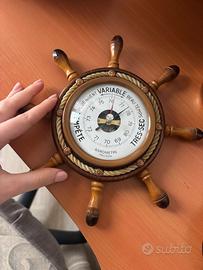 Barometro in legno a forma di timone di nave