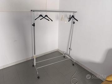 stand appendiabiti con ruote