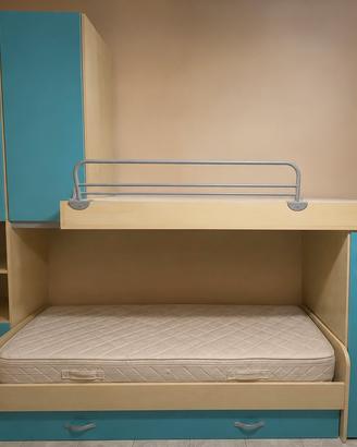 Letto a castello triplo con armadi e cassetti