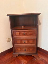 Elegante comodino in legno color noce