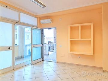 Ufficio al piano terra con ampie vetrate