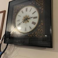 Vetrina, divanetto, orologo a parete