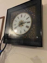 Vetrina, divanetto, orologo a parete